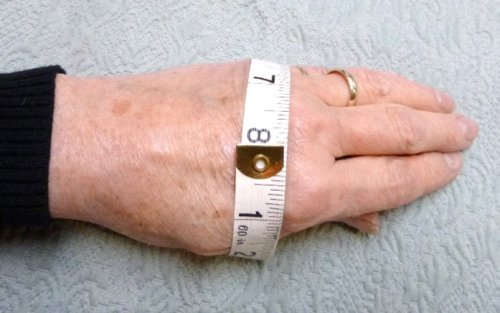 Judy Larson's Spinner Fidget Bangles - Add bangles to the tube:, Contemporary Wire Jewelry, Texturing, determine the size of your bangles